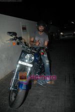 Shahid Kapoor snapped at multiplex in Juhu on 6th March 2011 (13).JPG